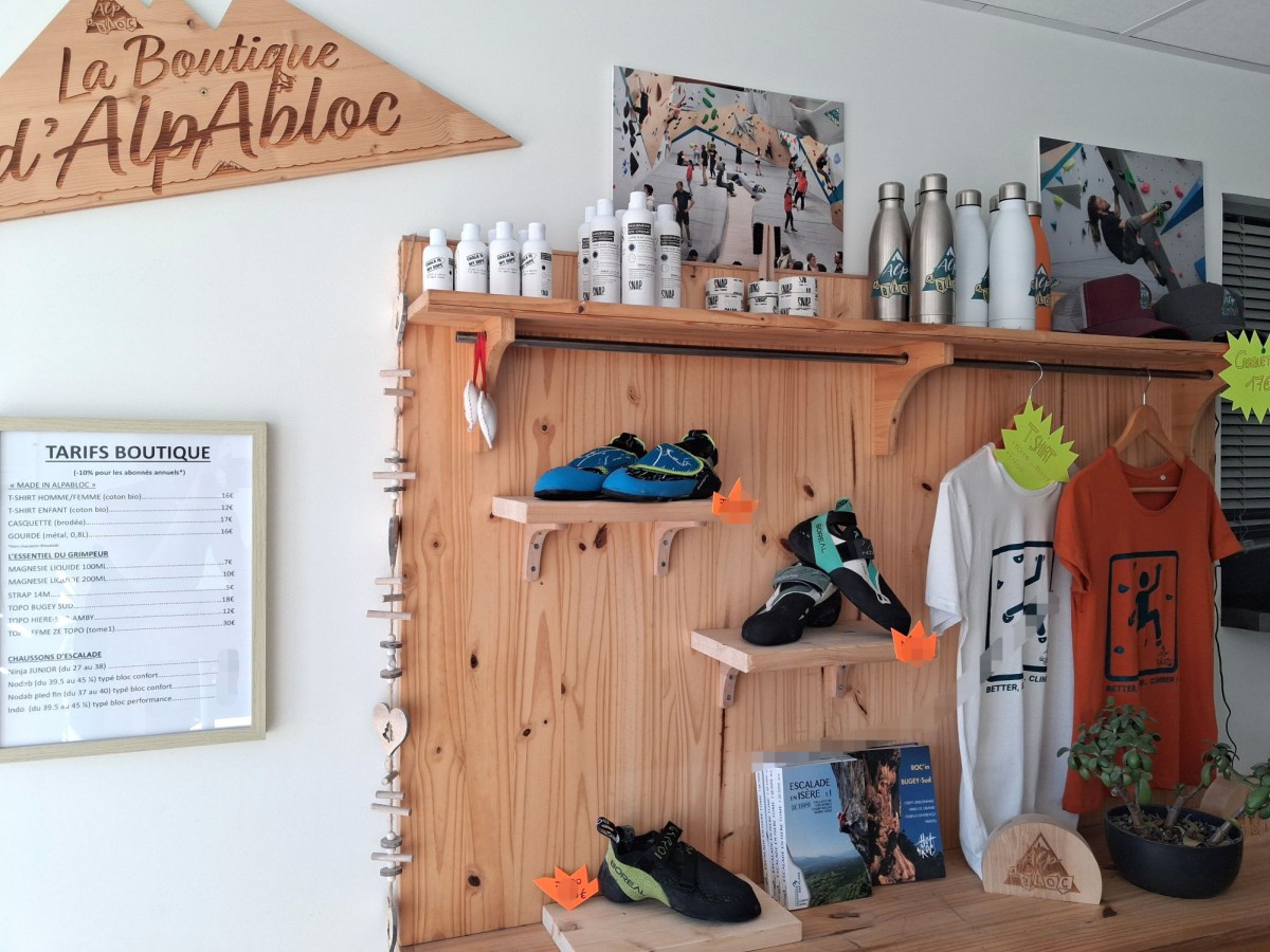 photo de la boutique avec les différents articles vendus (topo chaussons escalade, magnésie, tape, t-shirt)