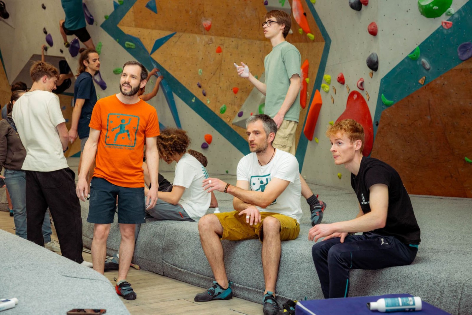 un groupe de potes qui analyse un bloc avec de grimper