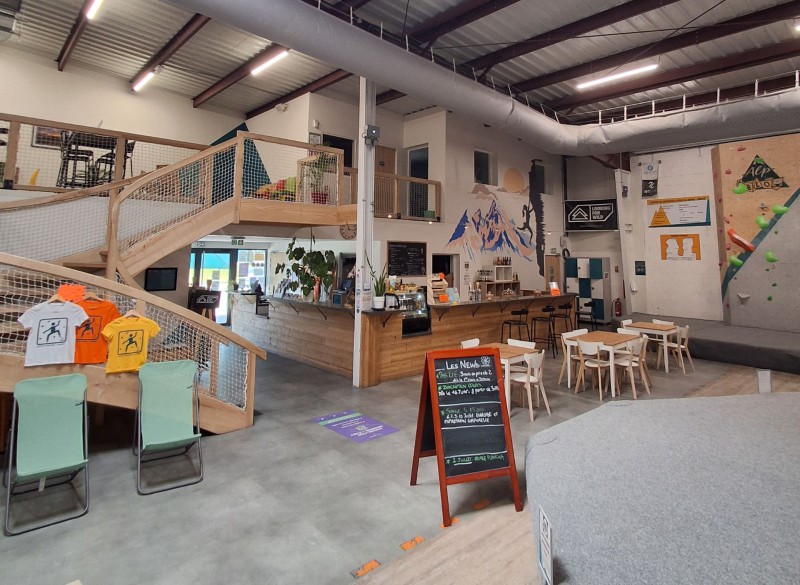 Vue sur l'espace bar et restauration avec chaises et tables